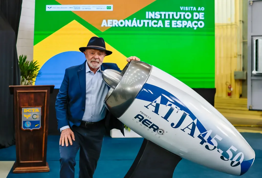 Lula afirma que Brasil não quer guerra, mas precisa estar preparado para defender sua soberania