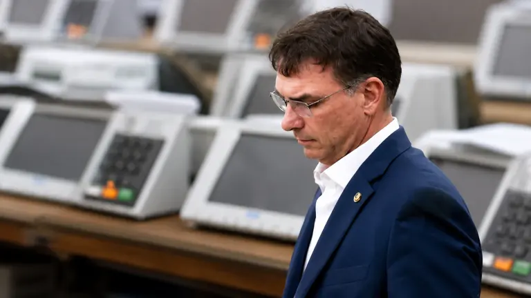 Declaração de Flávio Bolsonaro sobre urnas eletrônicas causa incômodo entre diplomatas