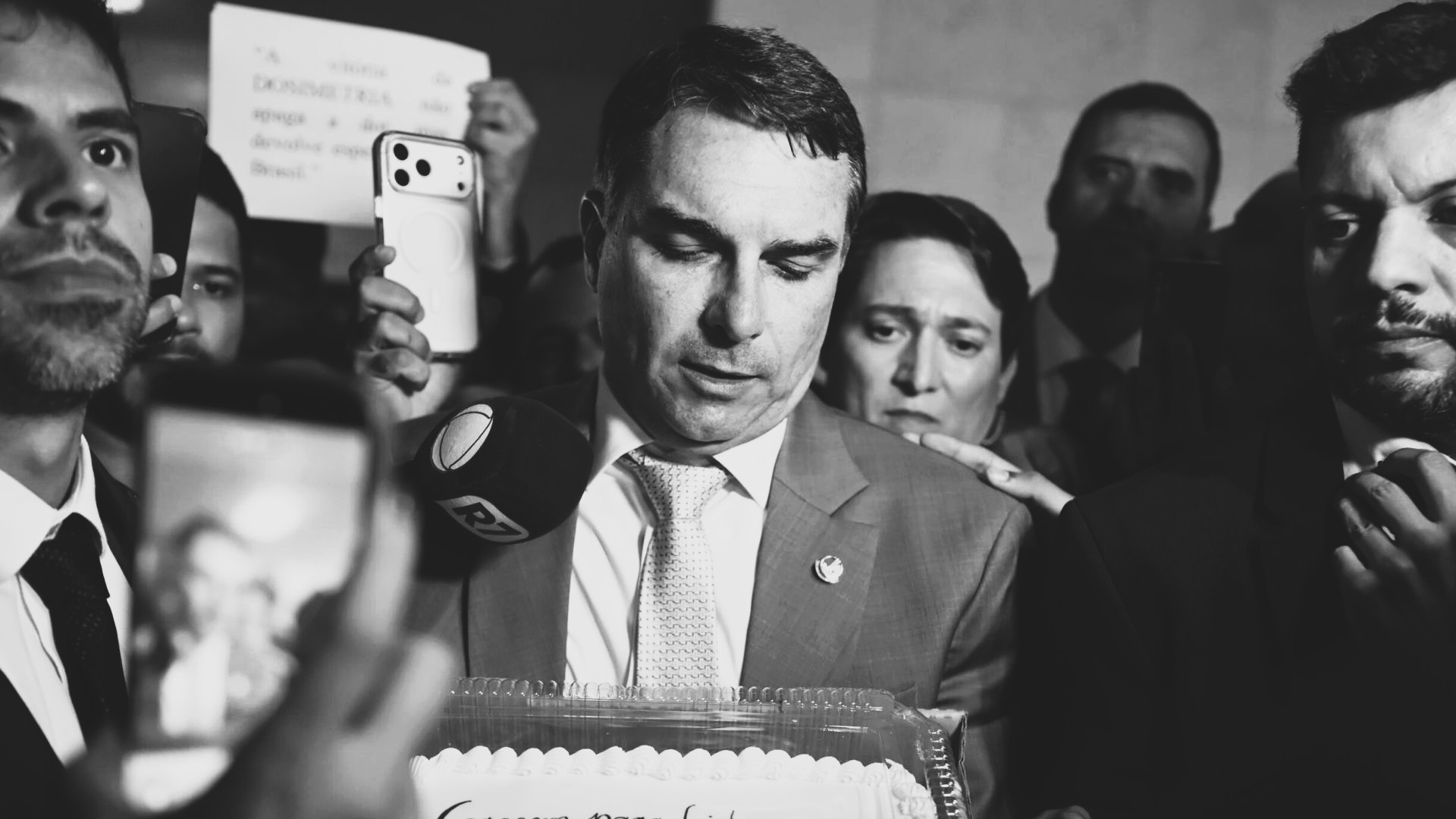 Declaração de Flávio Bolsonaro sobre a Lei Maria da Penha gera críticas e reação de entidades
