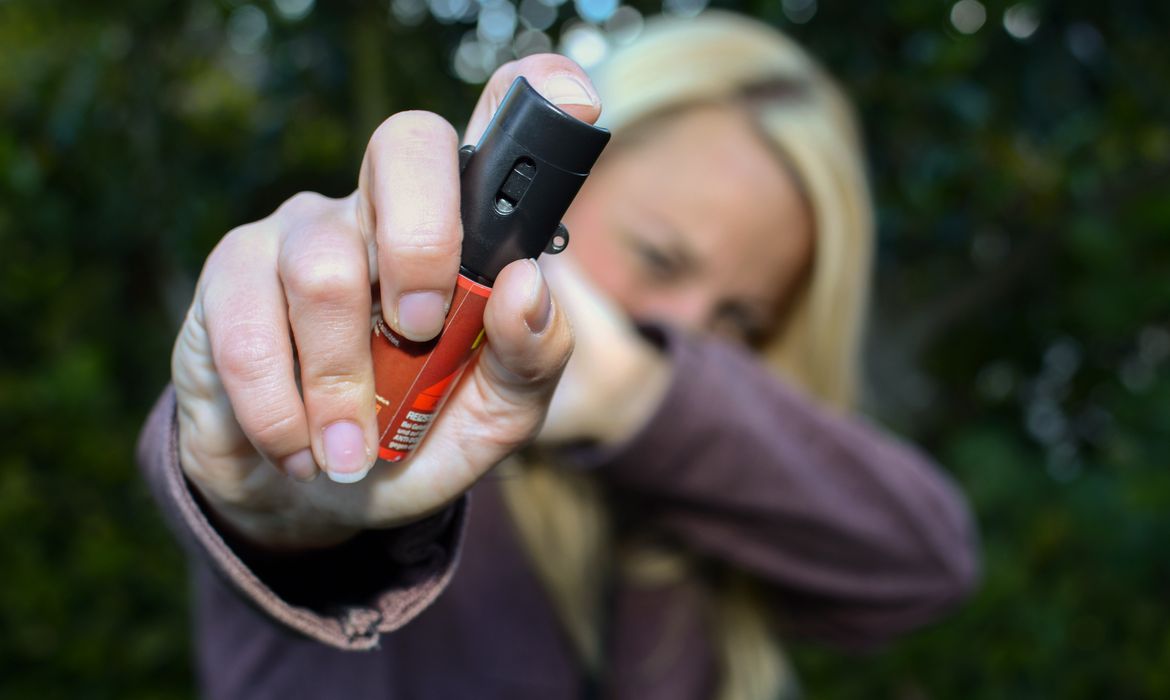 Mulheres poderão comprar e usar spray de pimenta para defesa pessoal