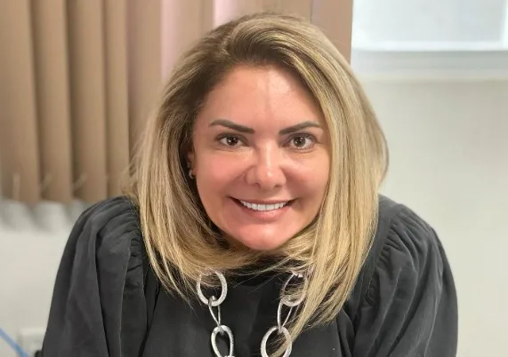Ex-esposa de Bolsonaro não justifica gasto de R$ 134 mil em campanha e tem contas bloqueadas pelo TRE-DF