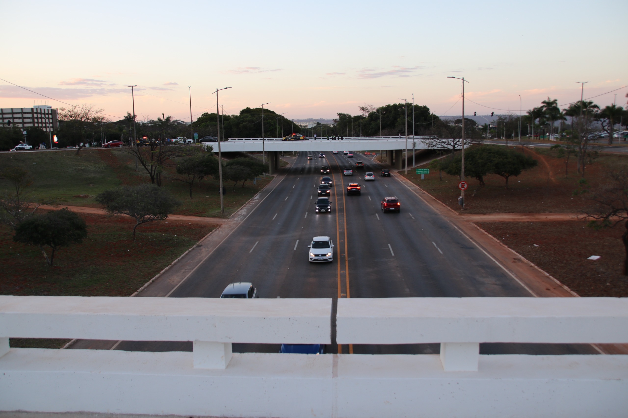 Viadutos 10 e 11 do Eixão Norte são liberados para o trânsito no Distrito Federal