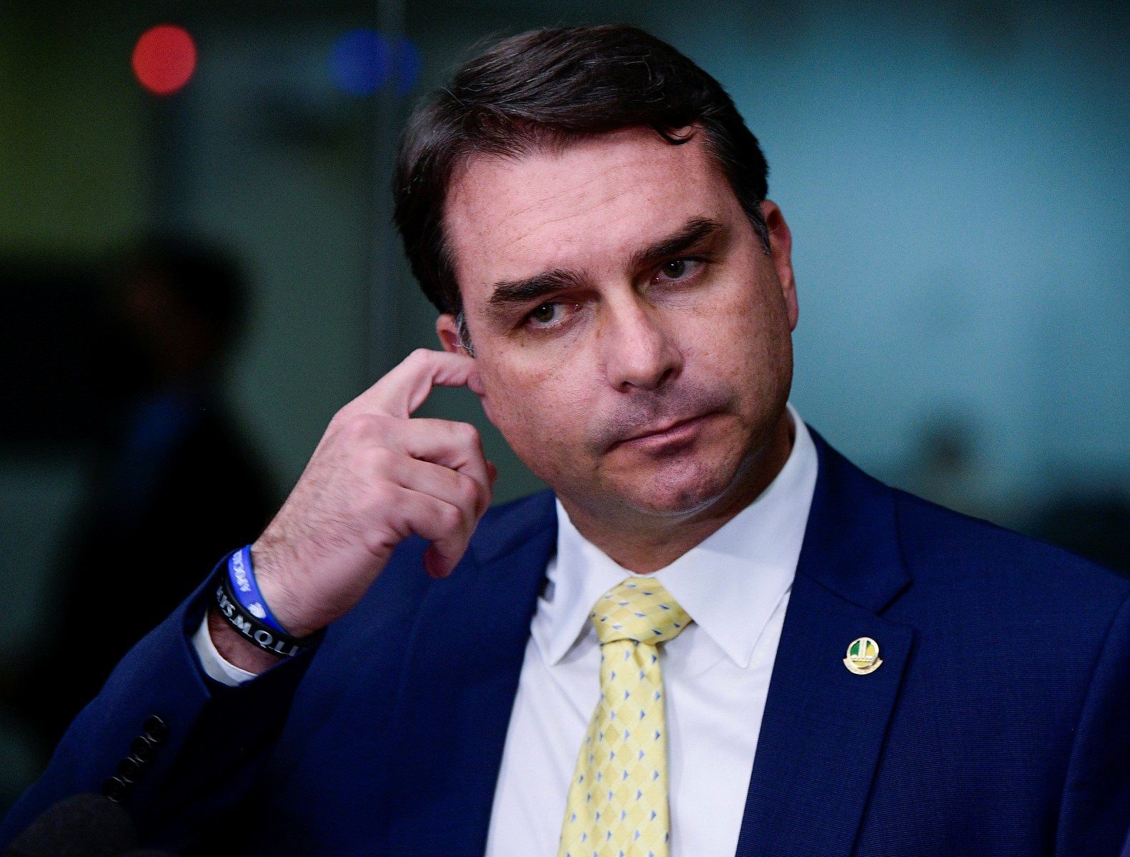 Flávio Bolsonaro pode enfrentar questionamentos após defesa de Jair Bolsonaro negar autorização para vídeo com IA