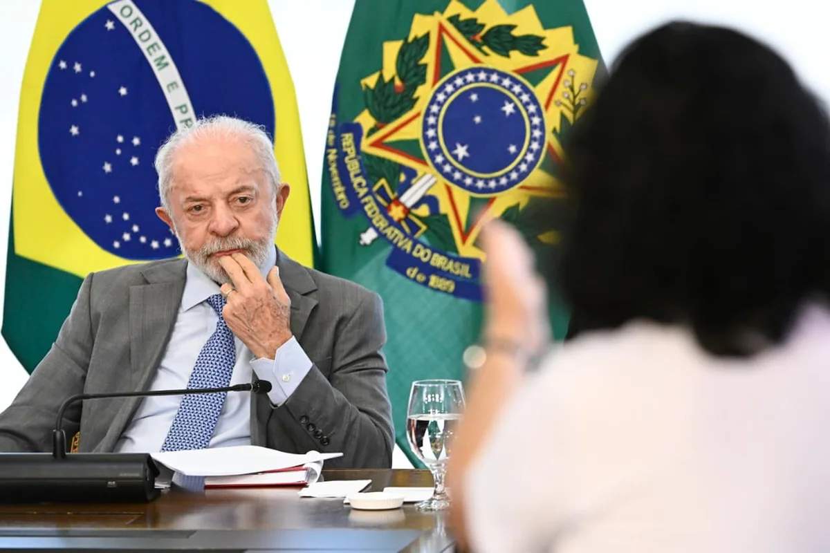 A 90 dias da eleição, direita rachada favorece Lula, que sofre pressão de tarifaço