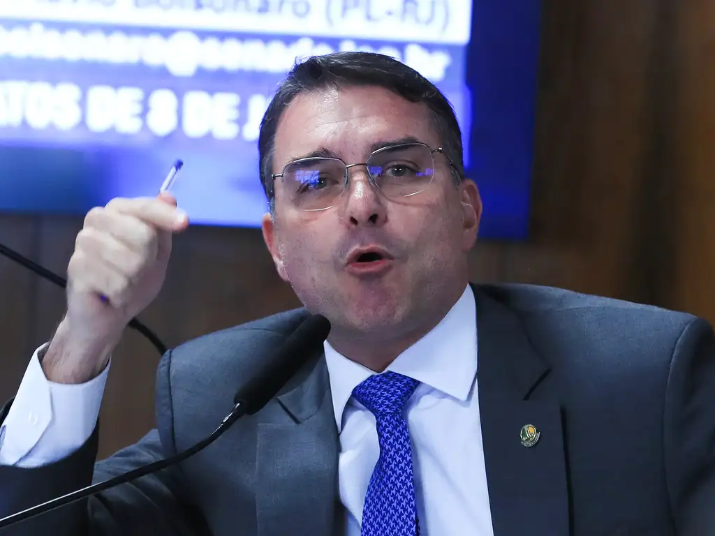 Flávio Bolsonaro volta a questionar urnas eletrônicas durante encontro com diplomatas