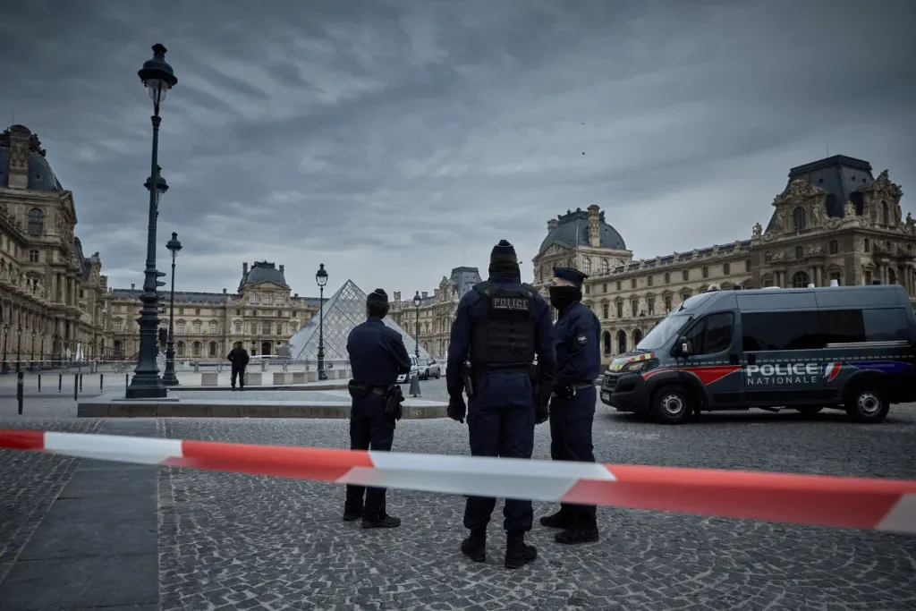 Suspeitos de roubo ao Louvre dizem que receberiam até 25 mil euros