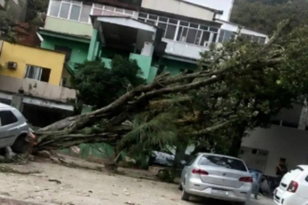 Ventos perdem força no RJ e em SP, mas Sul segue com alerta para tempestades
