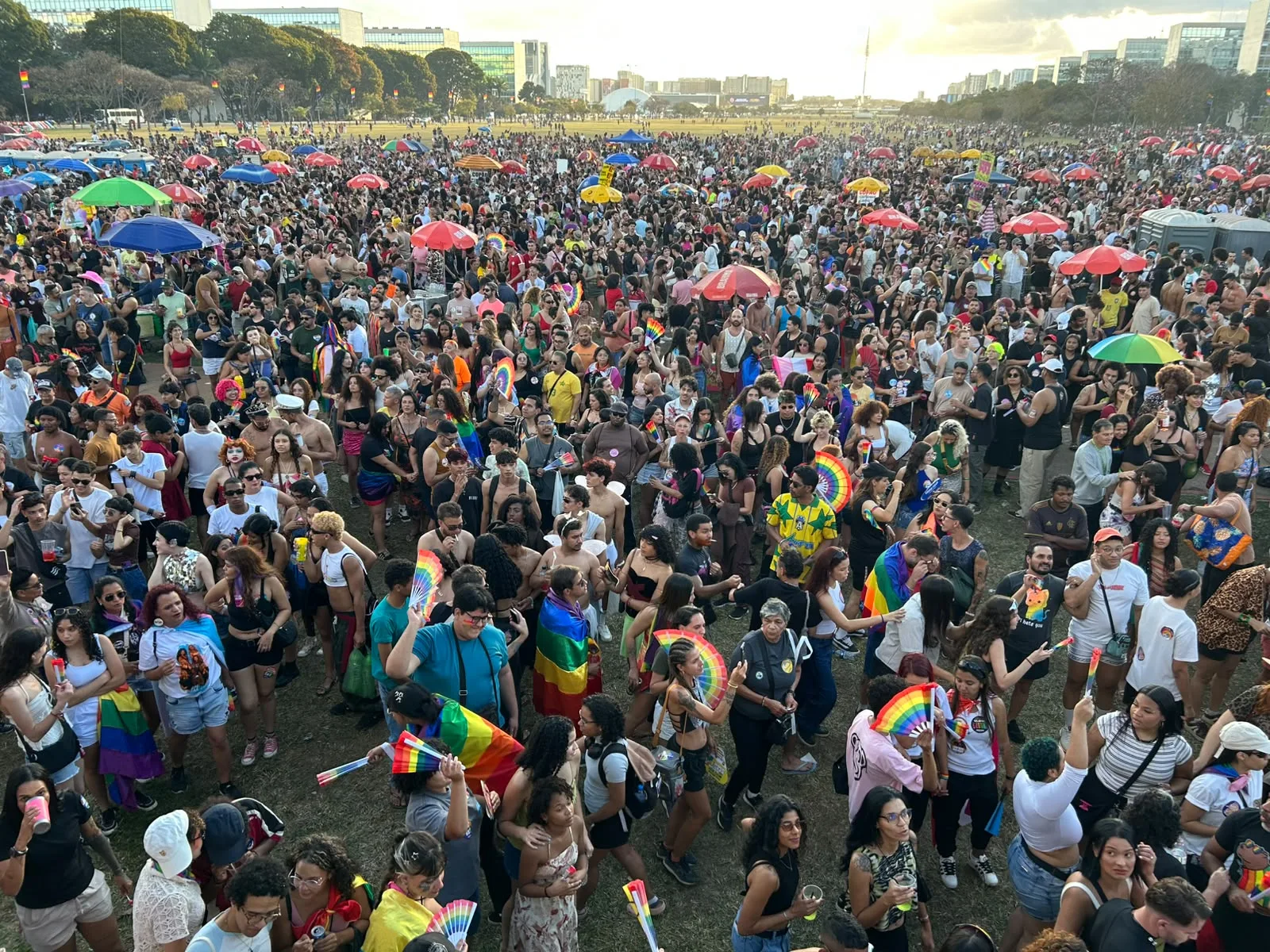 Parada LGBT de Brasília transforma orgulho em mobilização política