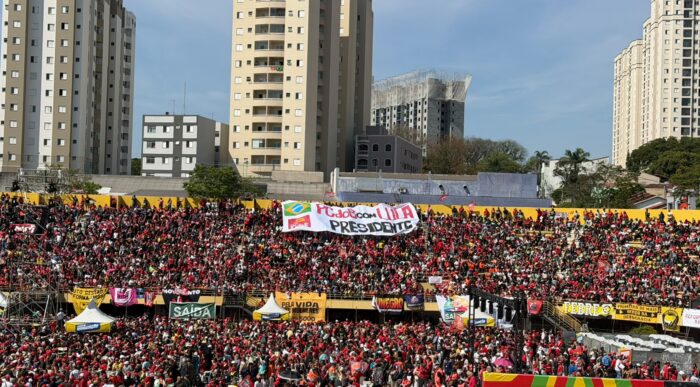 Lula larga na frente e mostra força popular no início da campanha