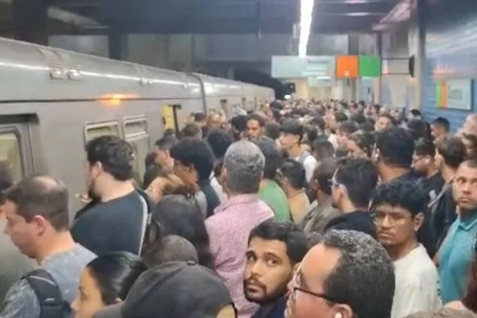 Falha em trem provoca tumulto e interrupção temporária no metrô da estação Central