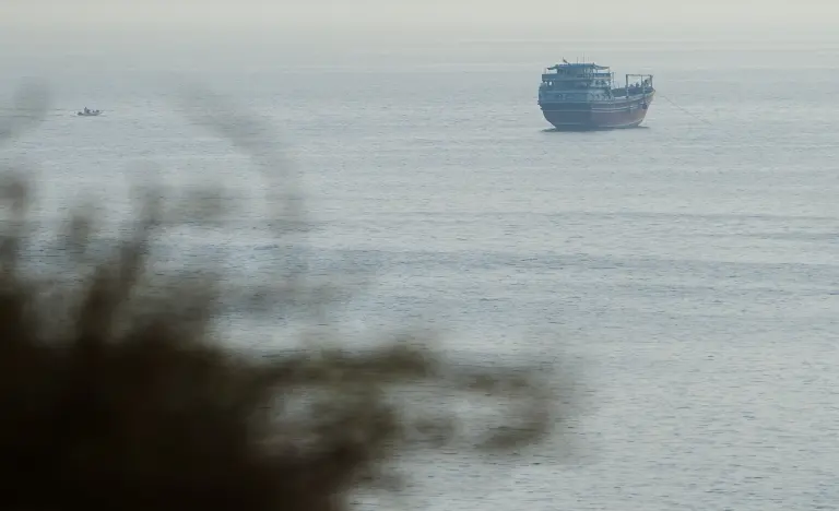 Porto dos Emirados Árabes Unidos que contorna Ormuz recebe grandes carregamentos