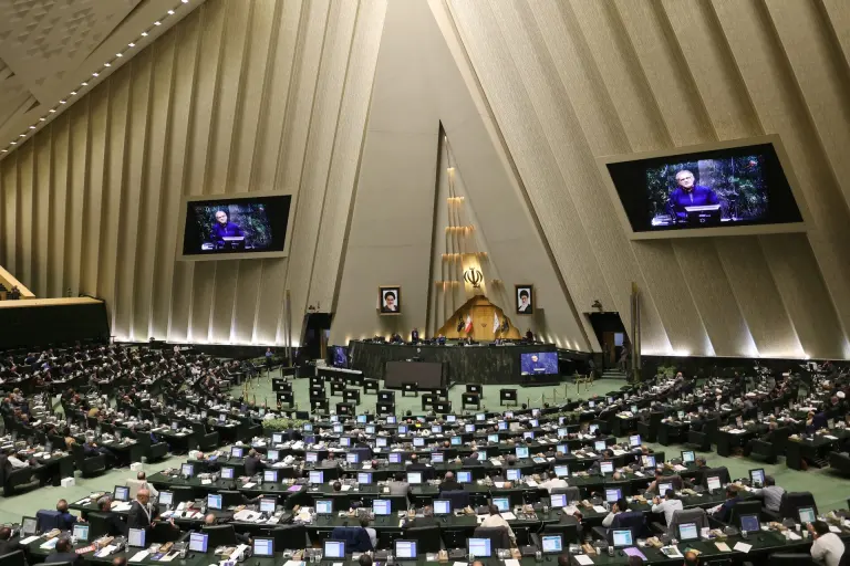 Parlamento iraniano avança em projeto que proíbe navios de EUA e Israel de atravessarem Ormuz