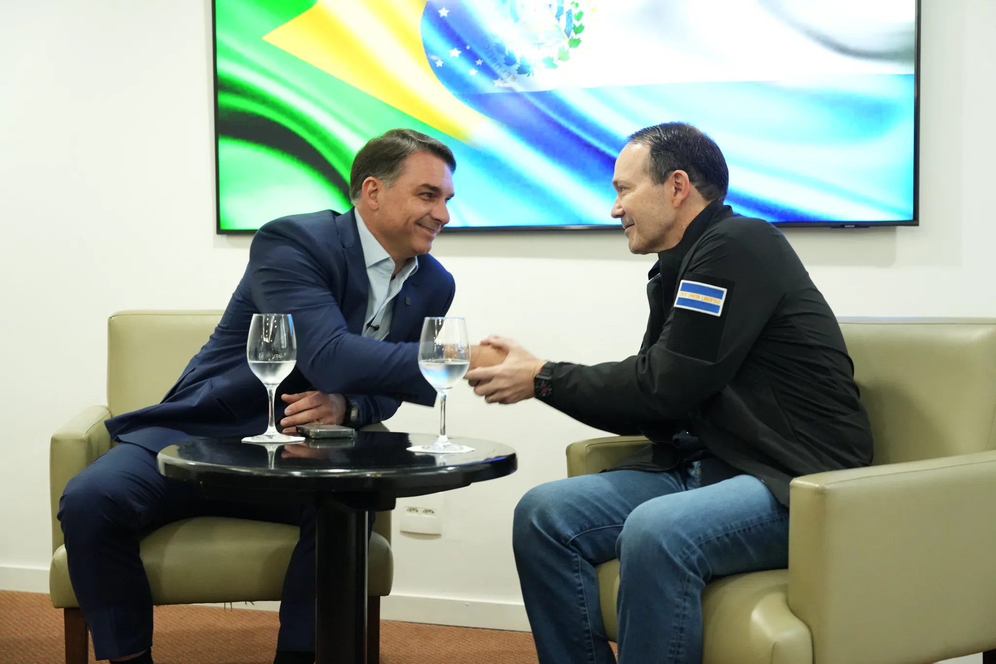 Flávio Bolsonaro elogia modelo de segurança de El Salvador após encontro em São Paulo