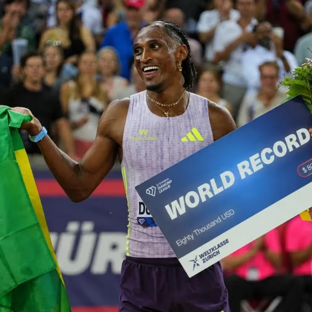 Alison dos Santos faz história e quebra recorde mundial dos 400m com barreiras