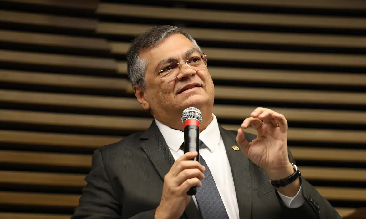 Dino determina revisão de normas da CVM e cita falhas reveladas pelo caso Master
