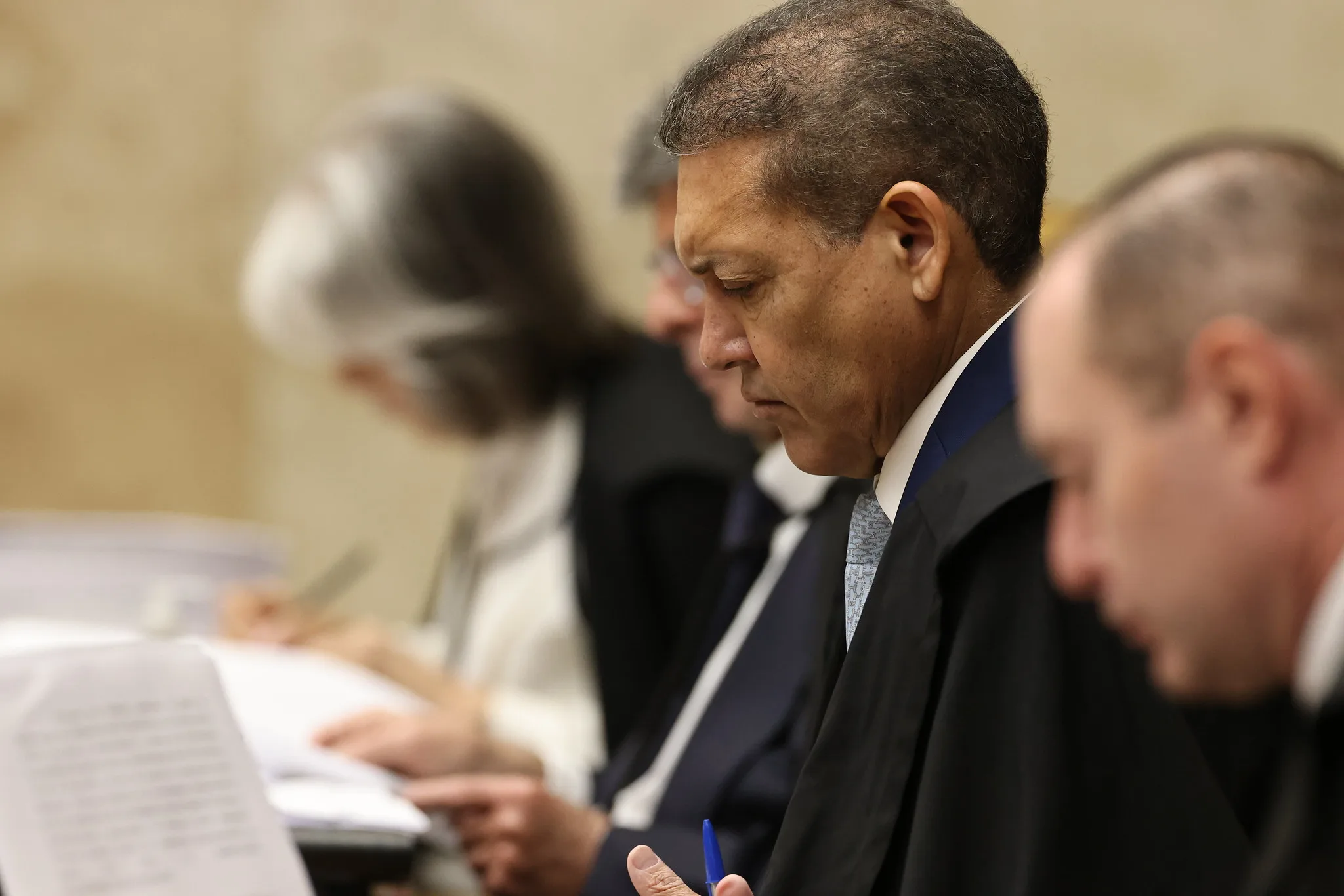 Nunes Marques e Toffoli deixam julgamento sobre Moraes e Vorcaro no STF