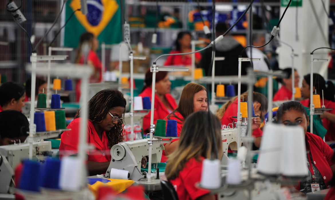 Brasil encerra 2025 com recorde de 103 milhões de pessoas ocupadas