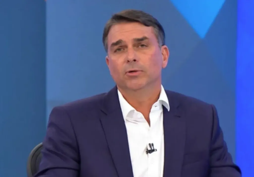 Flávio Bolsonaro interrompe campanha e fica em Brasília para tentar barrar fim da escala 6×1
