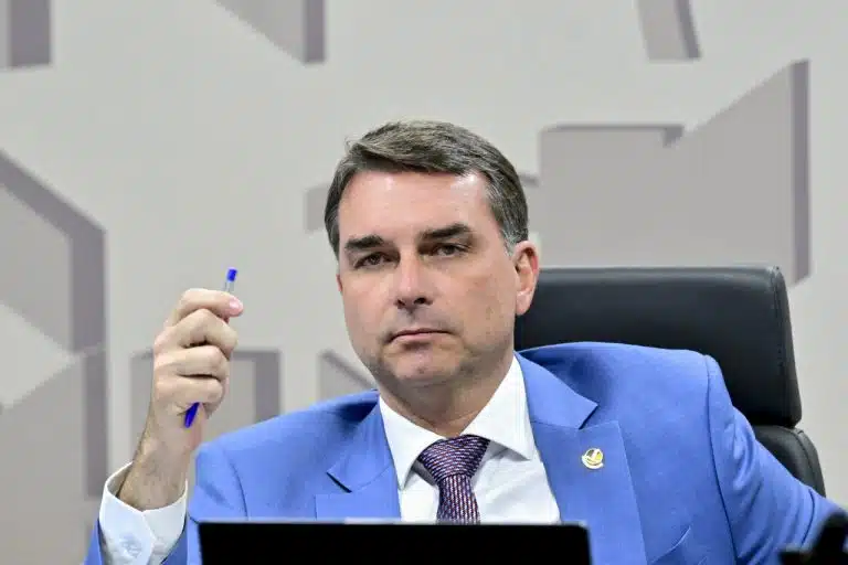 Coligação de Lula aciona TSE contra Flávio Bolsonaro por vídeo sobre preço dos alimentos