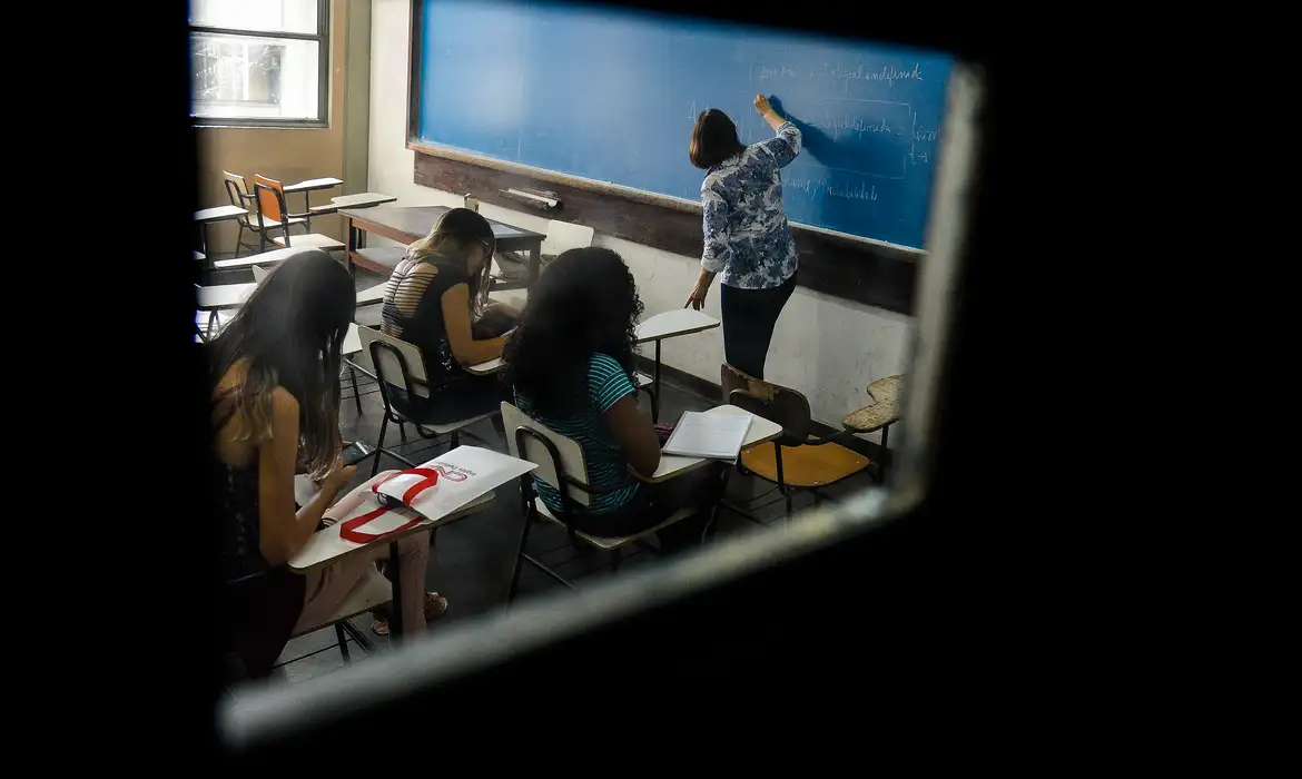Pesquisa aponta medo, autocensura e desgaste entre profissionais da educação
