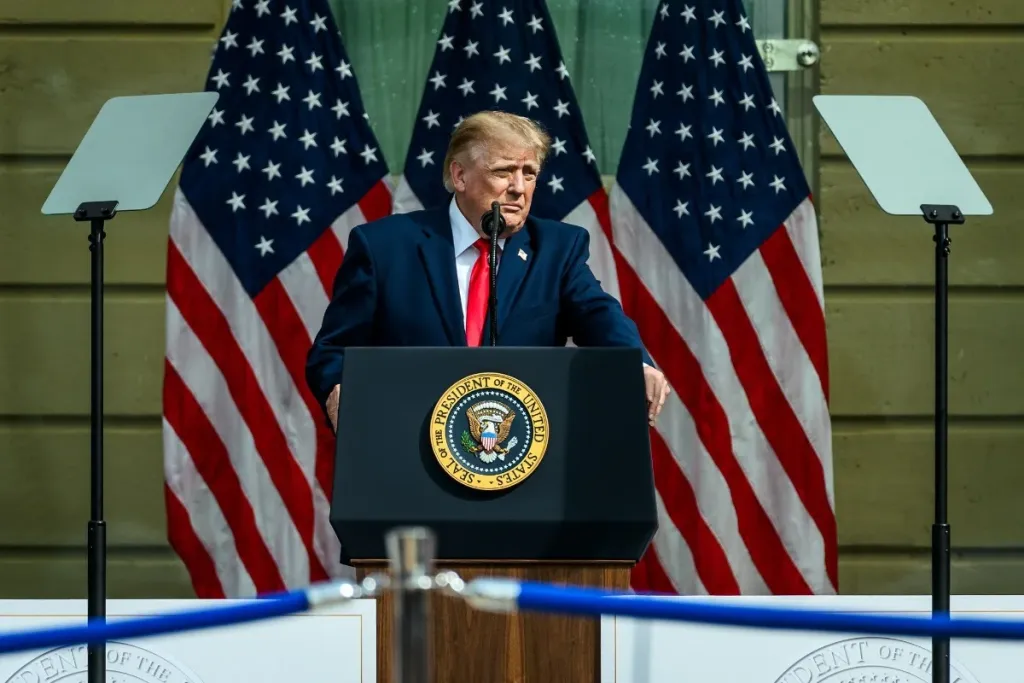 Aprovação de Donald Trump cai para 32% e atinge menor nível histórico