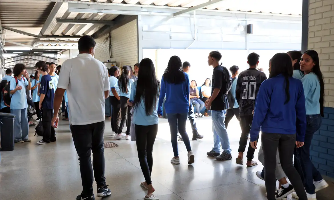 Pé-de-Meia começa a pagar sétima parcela de R$ 200 nesta segunda-feira; veja calendário