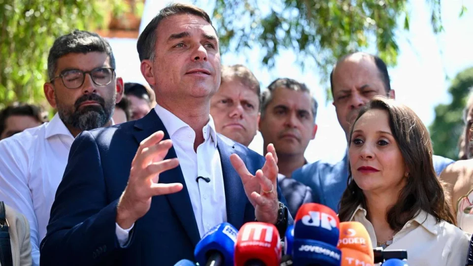 Flávio Bolsonaro vota pelo fim da escala 6×1, mas aliados defendem mudanças na jornada de trabalho