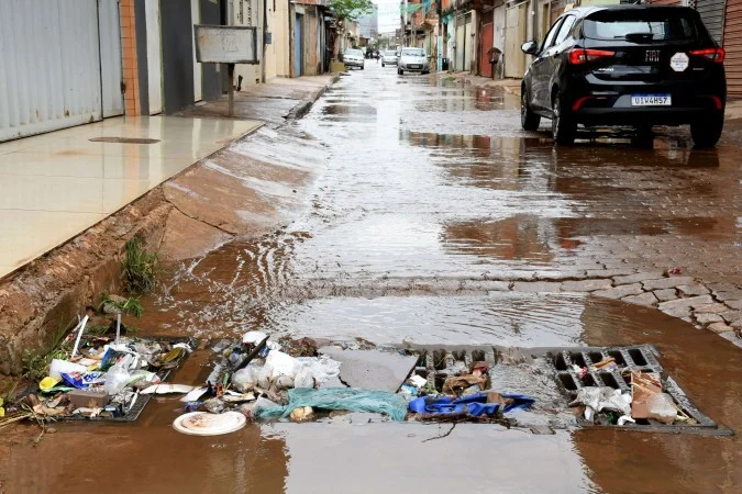 Lixo e bueiros entupidos preocupam moradores do DF com a chegada das chuvas
