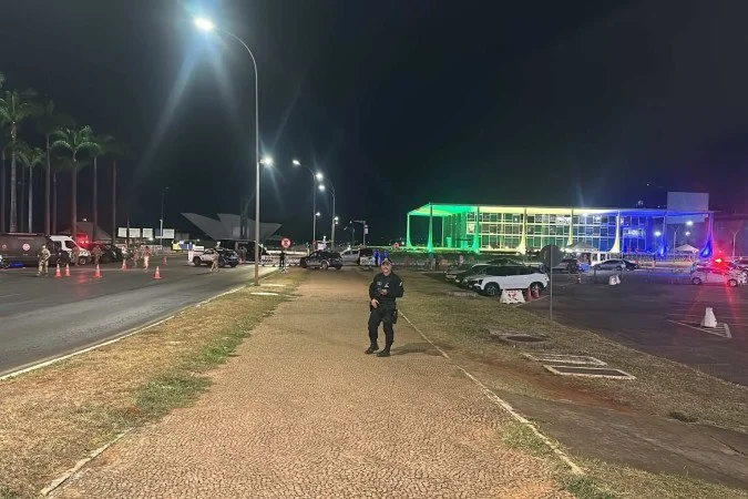 Polícia isola STF após homem jogar mochila em parada de ônibus
