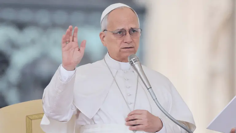 Papa Leão XIV reaparece no Vaticano após cirurgia e anuncia retomada das atividades