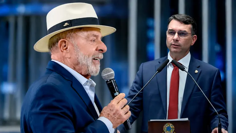 Lula supera Flávio Bolsonaro em popularidade digital e ganha força no segundo turno, diz Quaest