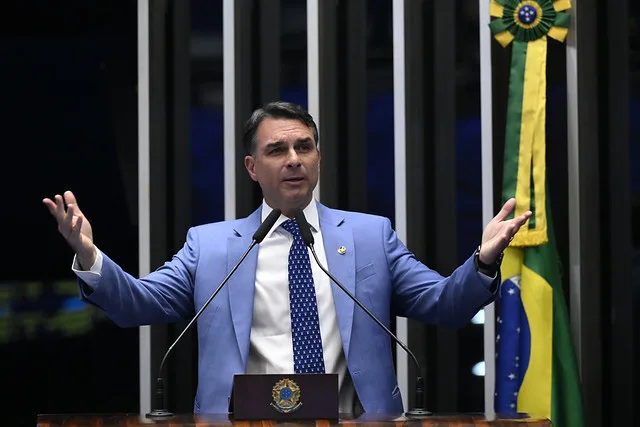 Flávio Bolsonaro teria deixado o Brasil rumo aos Estados Unidos após decisão do STF, dizem jornais