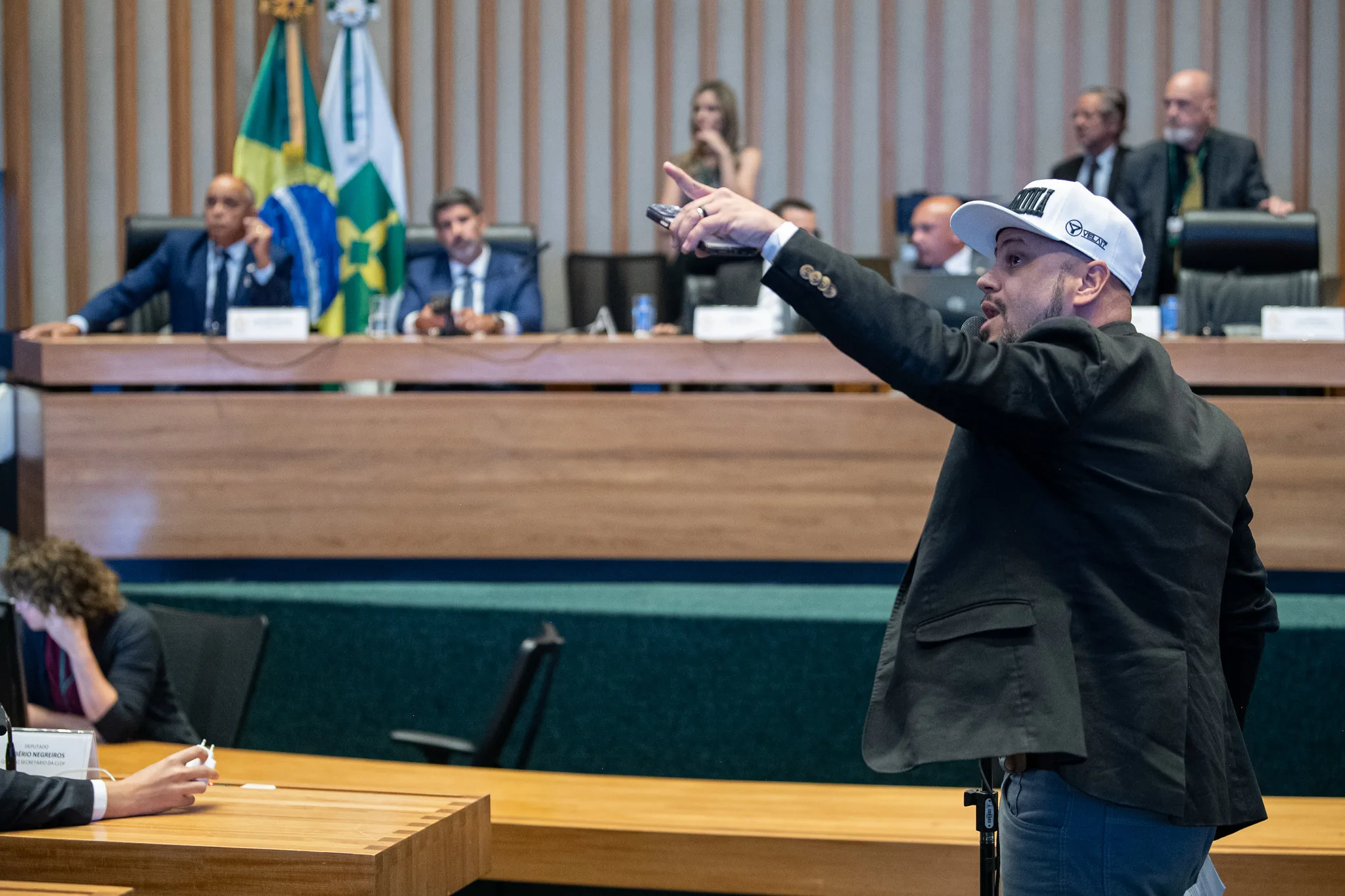 TRE-DF rejeita ação de Celina Leão contra Max Maciel e reconhece direito à crítica política