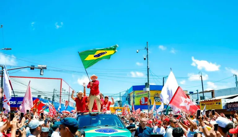 Lula defende igualdade de oportunidades para o Nordeste em ato de campanha em Natal