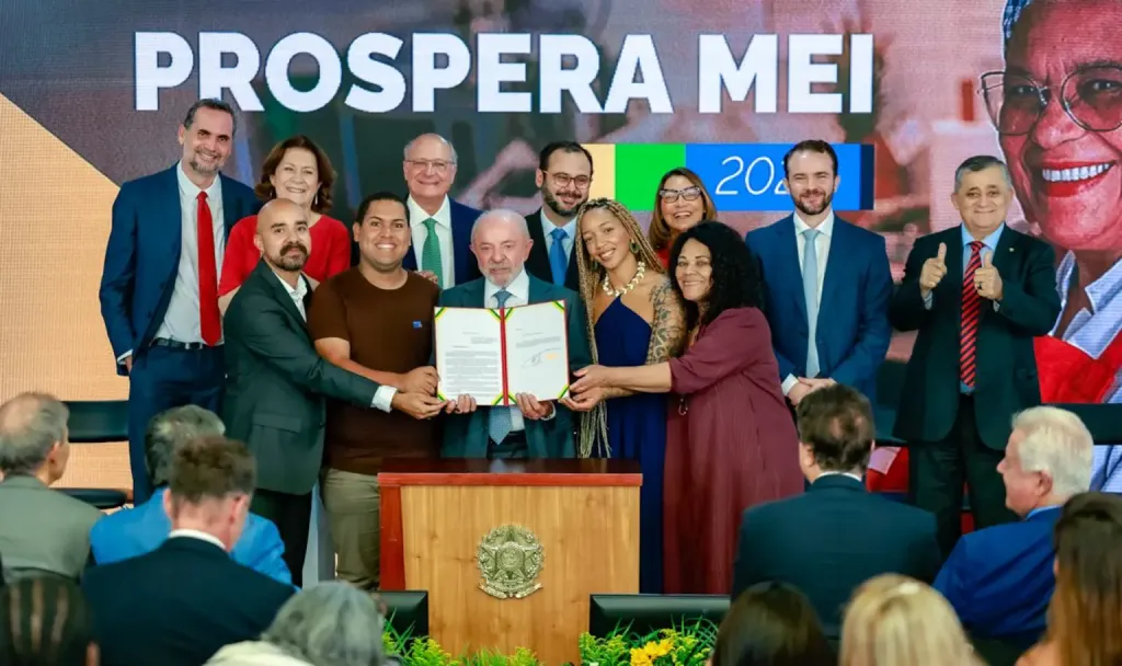 Lula sanciona programa com perdão de dívidas e novo teto para MEIs