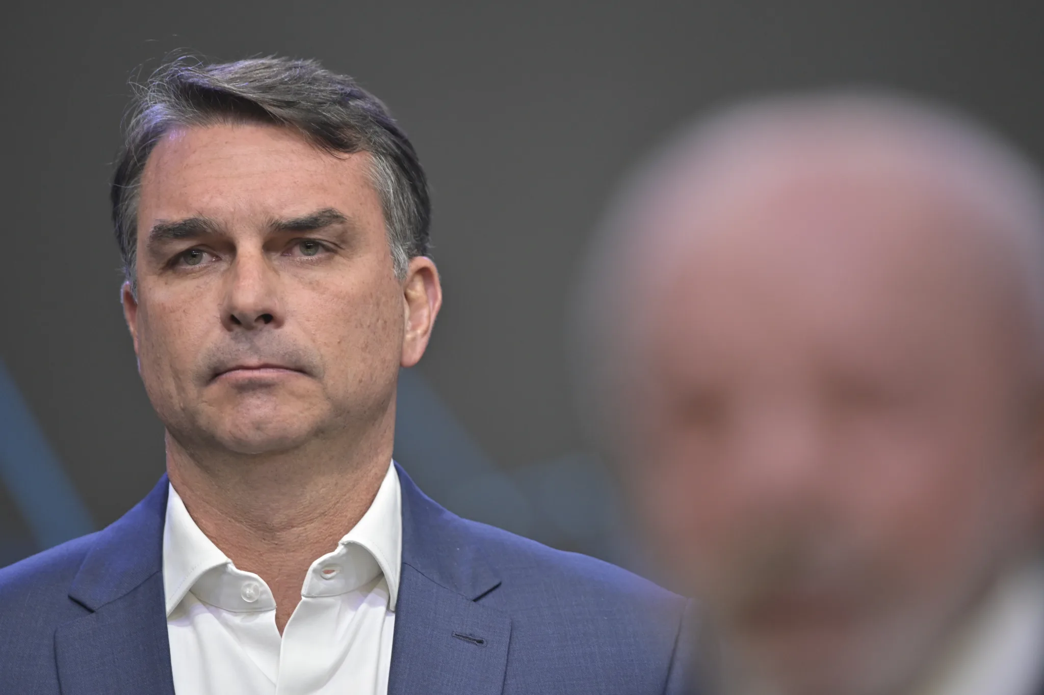 Flávio Bolsonaro chega ao segundo turno sob investigação e acumula denúncias de ligações com o crime organizado