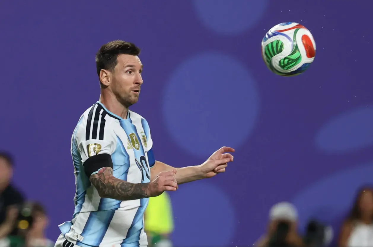 Messi chega à Argentina e se prepara para jogo de despedida da seleção