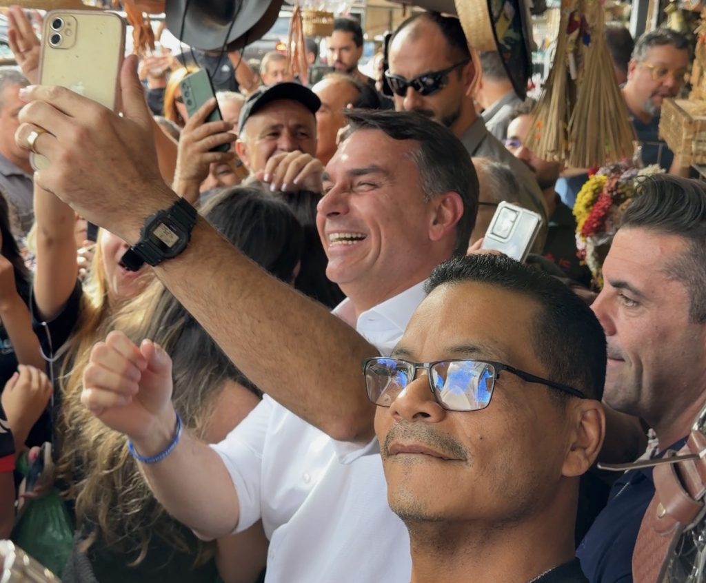 AO VIVO! PF apura possível saída de Flávio Bolsonaro do Brasil após notícia sobre viagem à Argentina