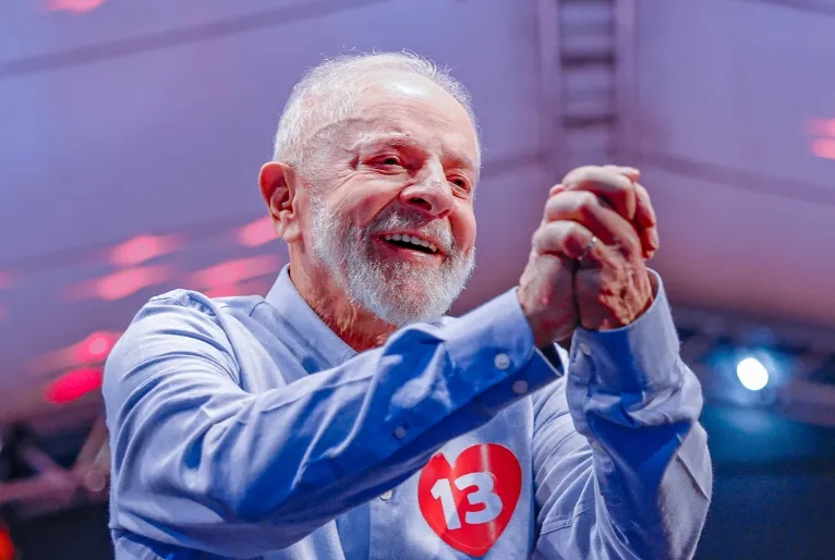 Lula diz que nova campanha começa no segundo turno e promete comparar projetos