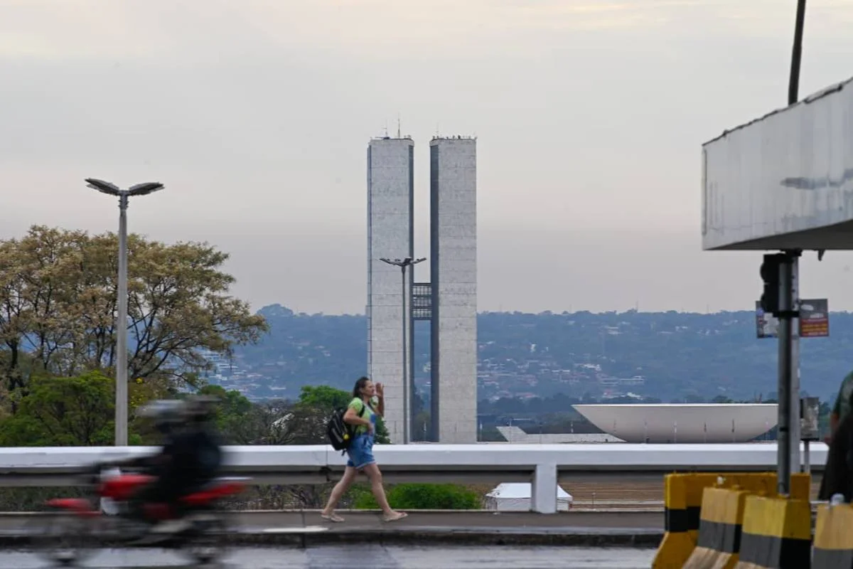 Após dia mais quente do ano, DF entra em alerta para tempestades e granizo