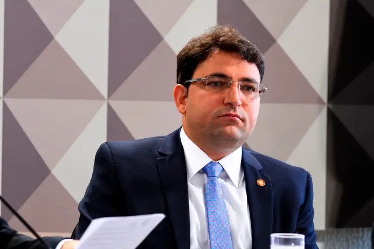 Amigo de Flávio Bolsonaro recebia decisões do STJ e pareceres sigilosos do MPF, aponta PF