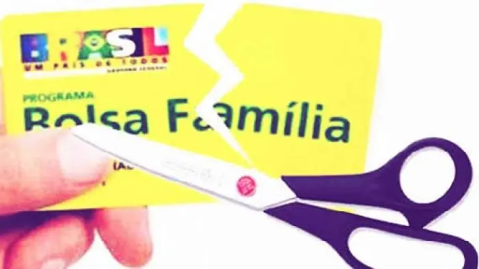 Plano de Flávio Bolsonaro prevê transição de dois anos para saída de beneficiários do Bolsa Família