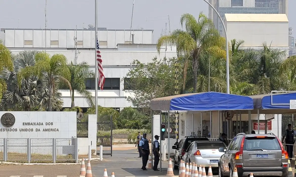 EUA suspendem serviços consulares no Brasil após alerta de segurança