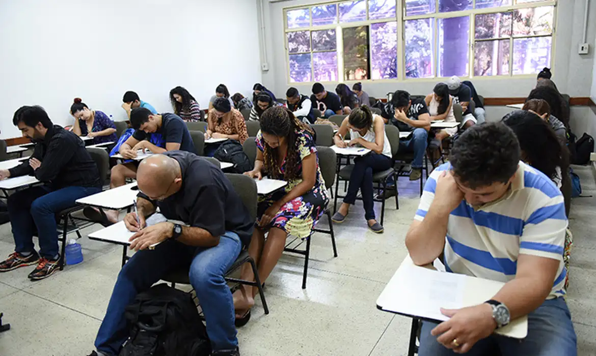 Provas de português para estrangeiros começam nesta terça-feira; veja datas e orientações