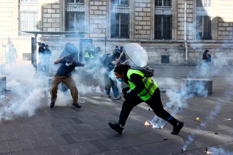 França tem onda de protestos, incêndios e 272 prisões em apenas um dia (vídeo)