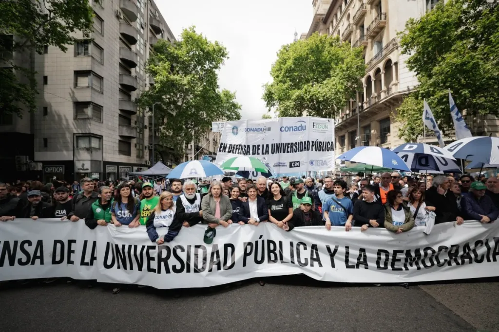 Protesto contra cortes de Milei nas universidades termina em confronto na Argentina