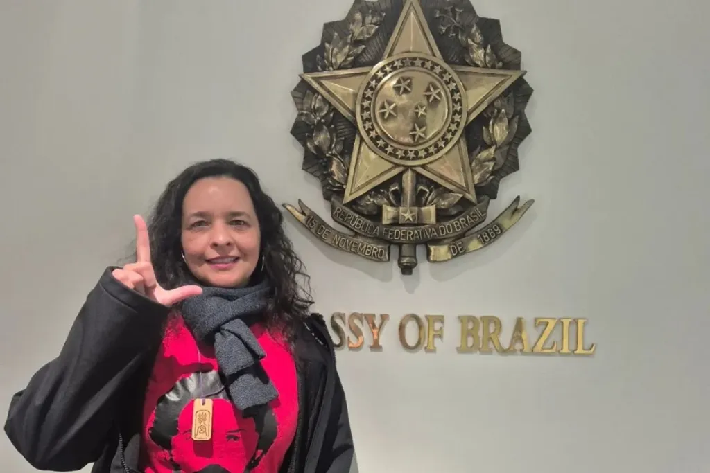 Pintora brasileira viaja 9 horas para votar nas eleições de 2026 na Nova Zelândia